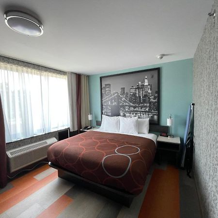 Super 8 By Wyndham Brooklyn Williamsburg Hotel New York Exterior foto