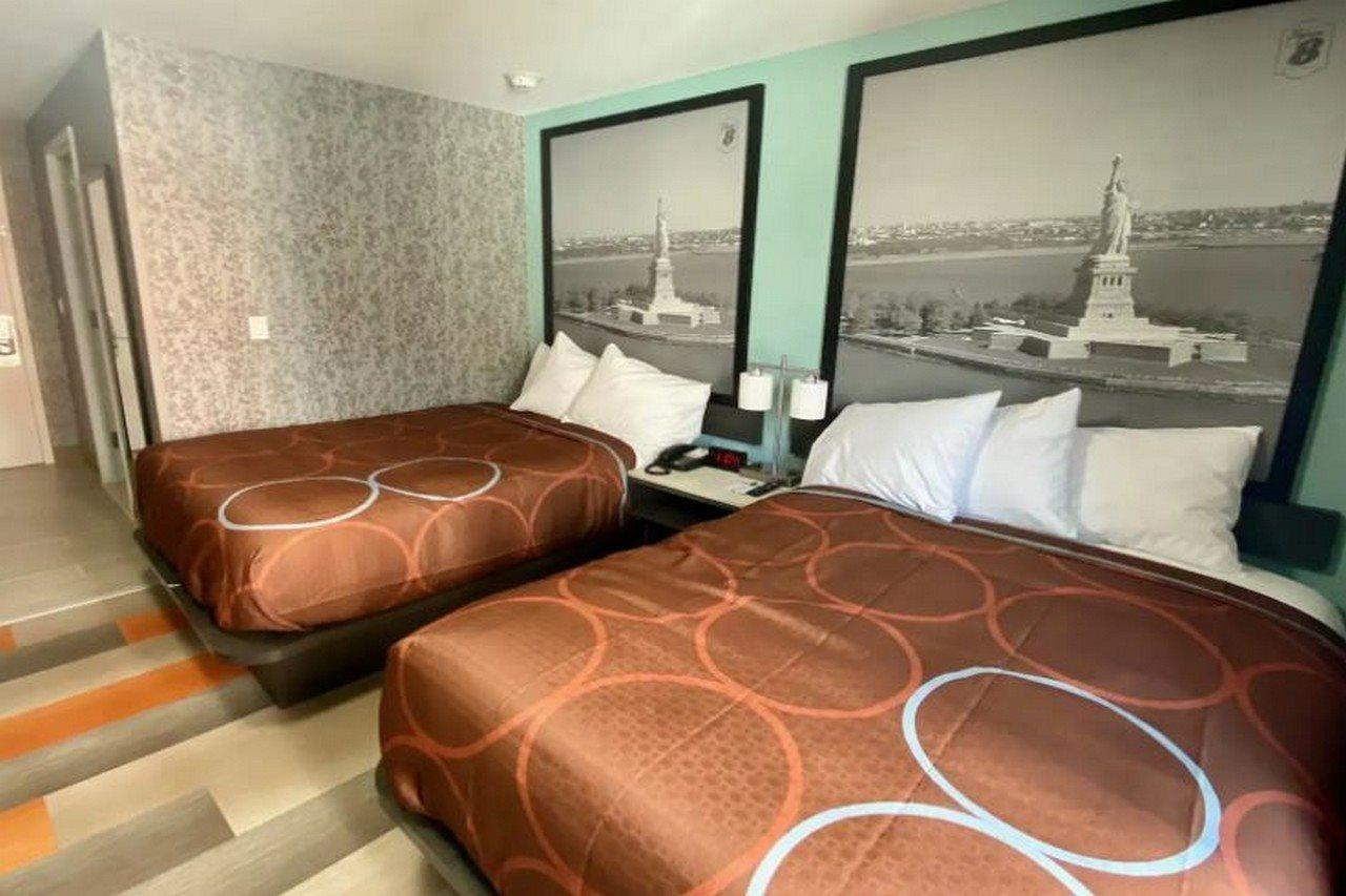 Super 8 By Wyndham Brooklyn Williamsburg Hotel New York Exterior foto