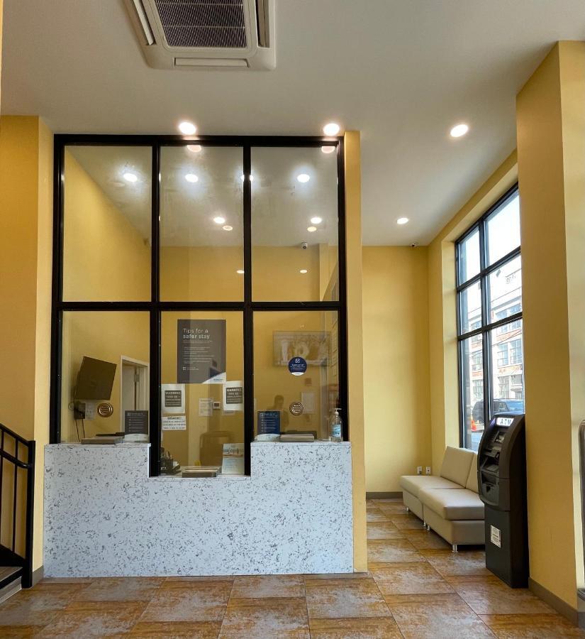 Super 8 By Wyndham Brooklyn Williamsburg Hotel New York Exterior foto