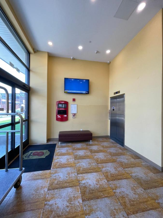 Super 8 By Wyndham Brooklyn Williamsburg Hotel New York Exterior foto