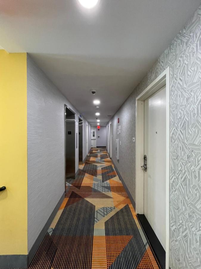 Super 8 By Wyndham Brooklyn Williamsburg Hotel New York Exterior foto