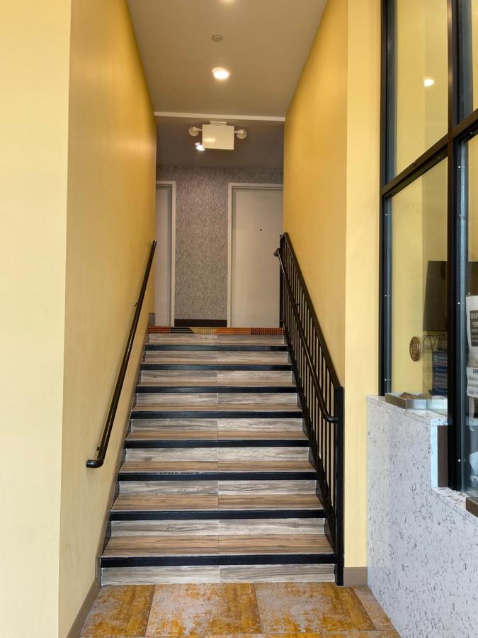 Super 8 By Wyndham Brooklyn Williamsburg Hotel New York Exterior foto